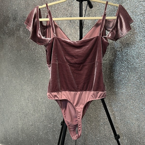 Lulu’s - Velvet Off the Shoulder Bodysuit - Picture 4 of 7